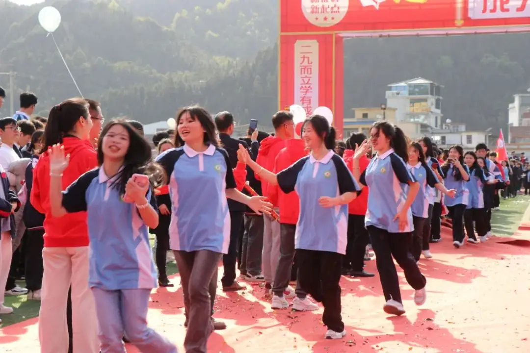 十八而志 决战高考——三江民族高中举行2024届高三成人礼暨高考80天冲刺誓师大会-第7张图片-四季读书网