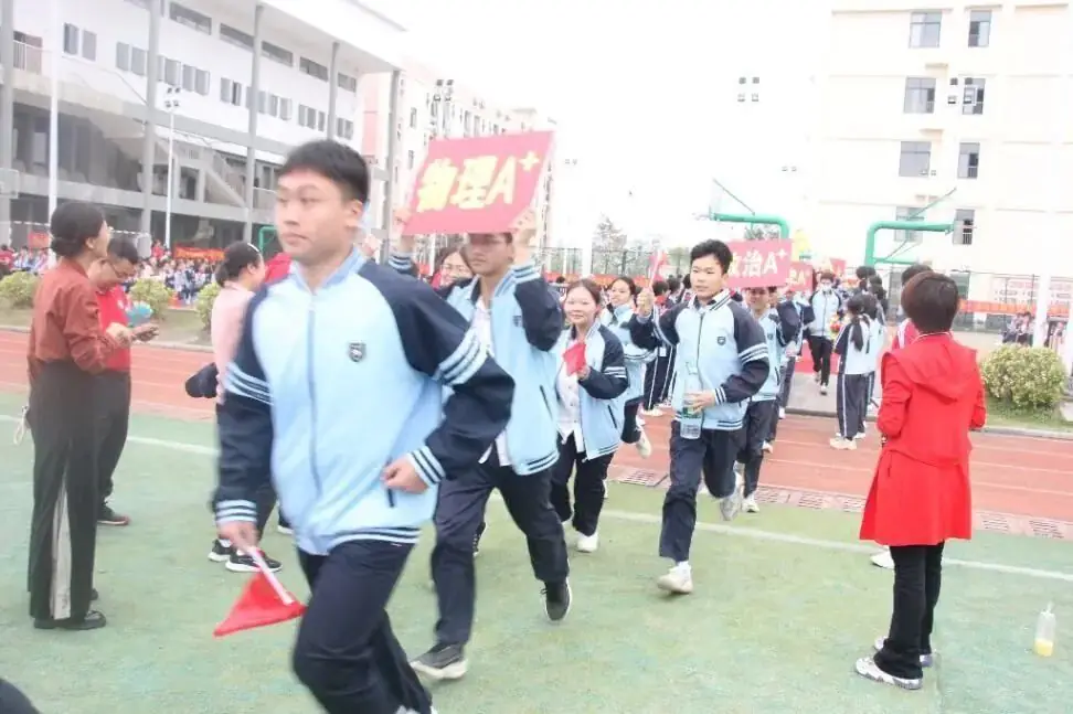 奋战百日赢中考 园艺振翅铸辉煌——南宁市园艺路学校2024年中考百日誓师大会-第23张图片-四季读书网