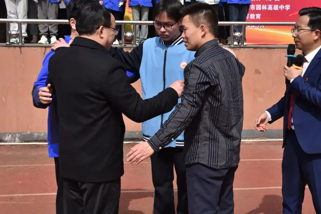 点燃激情 赢战高考——我校邀请方可教育金牌讲师刘勇作励志演讲-第29张图片-四季读书网