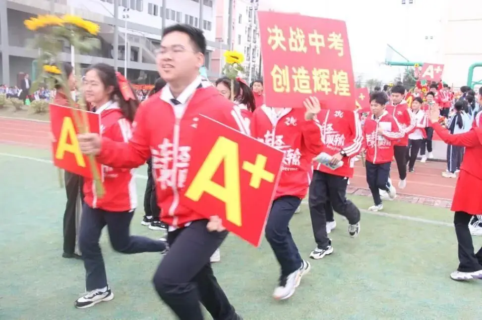 奋战百日赢中考 园艺振翅铸辉煌——南宁市园艺路学校2024年中考百日誓师大会-第19张图片-四季读书网