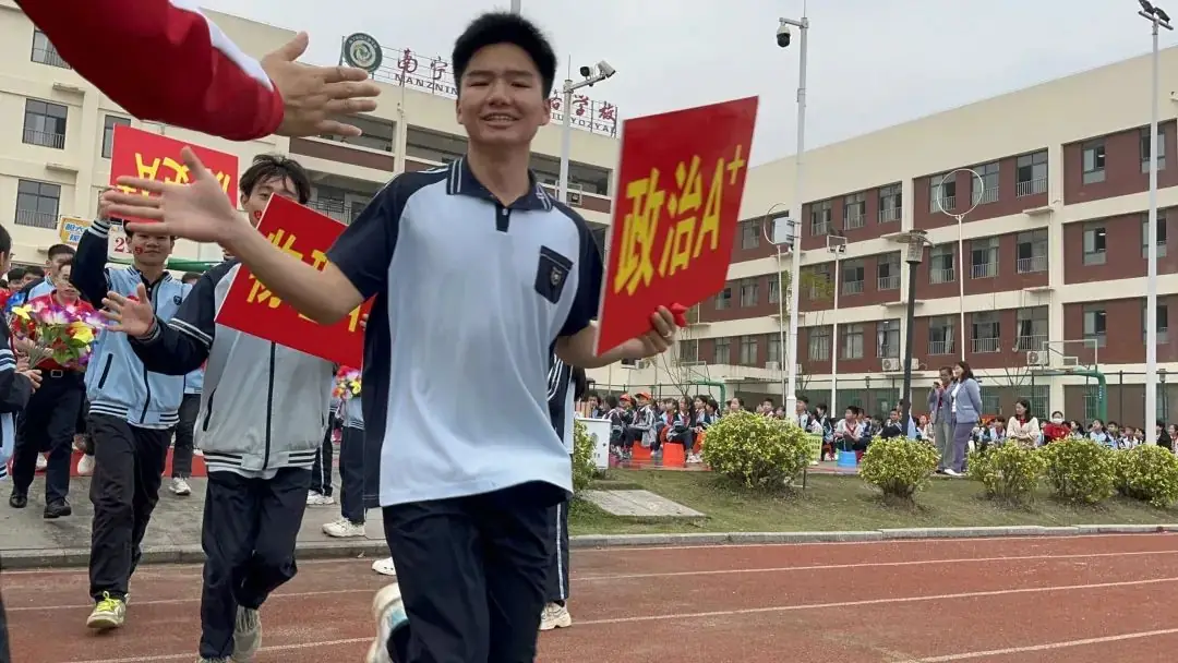 奋战百日赢中考 园艺振翅铸辉煌——南宁市园艺路学校2024年中考百日誓师大会-第25张图片-四季读书网
