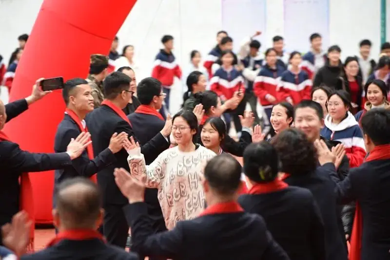 【决战中考,为梦想而战】——从江二中举行2024届中考百日誓师大会-第21张图片-四季读书网