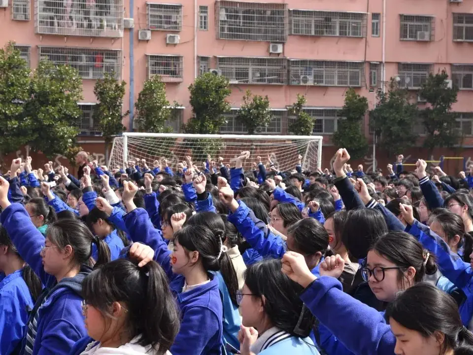 点燃激情 赢战高考——我校邀请方可教育金牌讲师刘勇作励志演讲-第34张图片-四季读书网