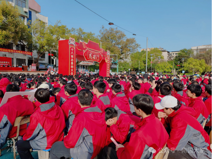 记全州二中2024届高考倒计时80日誓师大会暨18岁成人礼仪式-第4张图片-四季读书网