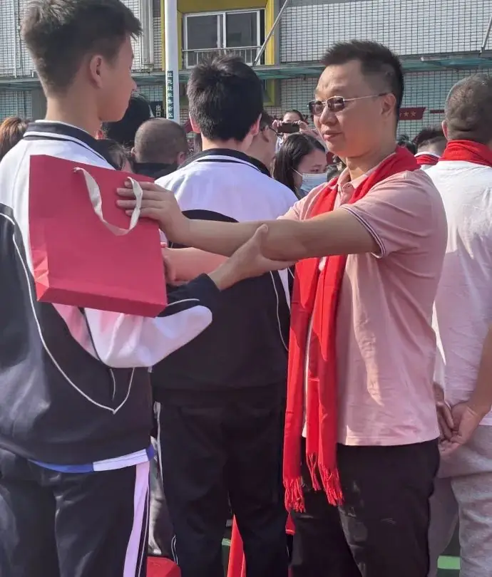 培英文武实验学校隆重举行2024届中考百日冲刺誓师大会-第36张图片-四季读书网 培英文武实验学校隆重举行2024届中考百日冲刺誓师大会-第36张图片-四季读书网