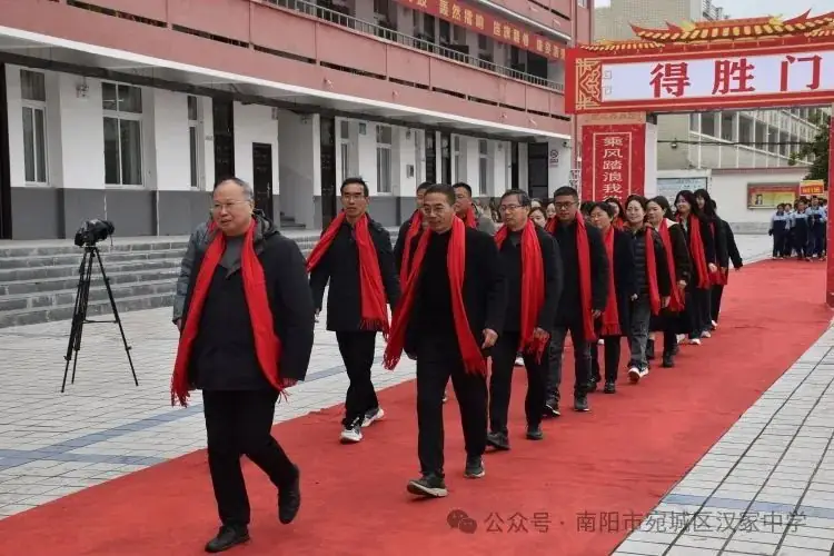 汉冢中学召开决战中考百日誓师大会-第2张图片-四季读书网 汉冢中学召开决战中考百日誓师大会-第2张图片-四季读书网