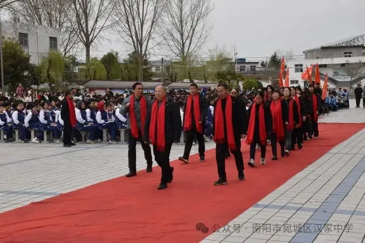 汉冢中学召开决战中考百日誓师大会-第28张图片-四季读书网