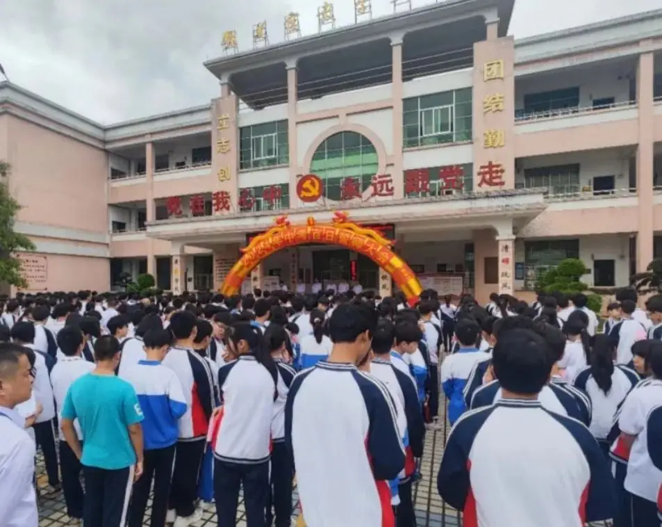 兴宁陂西中学举行中考百日誓师活动-第1张图片-四季读书网