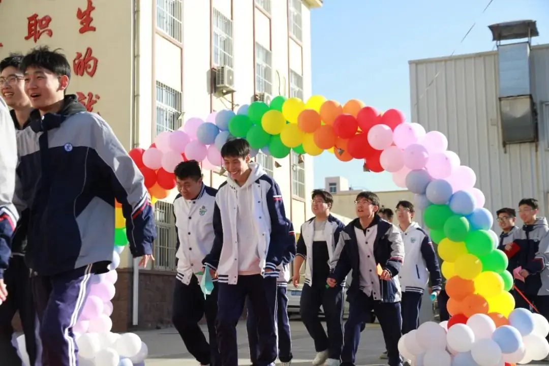 “砥砺奋进,决战高考” ——青岛交通职业学校2024年决战高考誓师大会-第35张图片-四季读书网