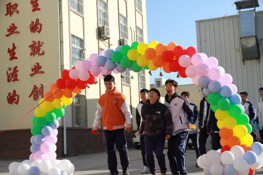 “砥砺奋进,决战高考” ——青岛交通职业学校2024年决战高考誓师大会-第32张图片-四季读书网