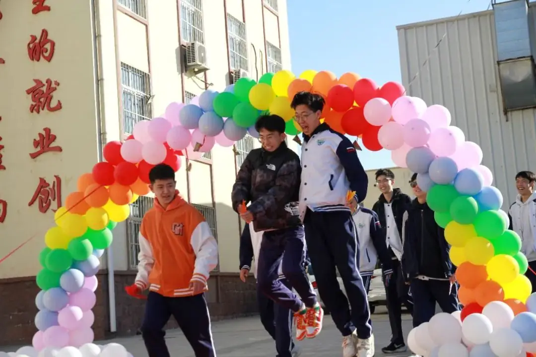 “砥砺奋进,决战高考” ——青岛交通职业学校2024年决战高考誓师大会-第33张图片-四季读书网