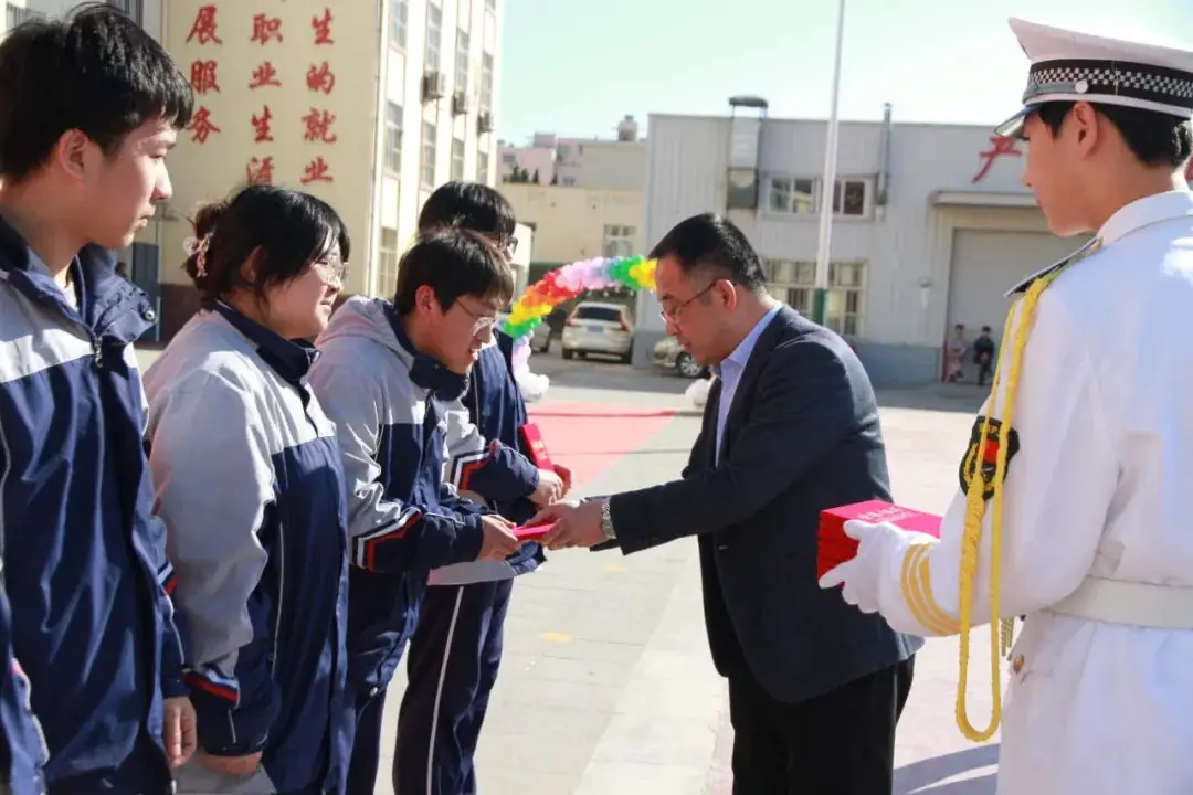 “砥砺奋进,决战高考” ——青岛交通职业学校2024年决战高考誓师大会-第7张图片-四季读书网