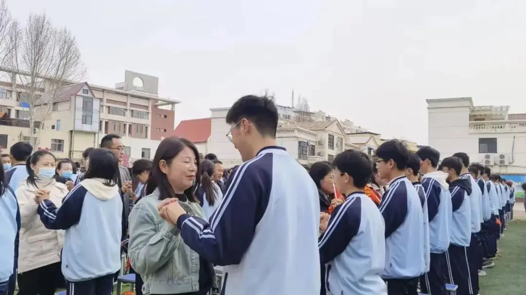 逐梦中考  圆梦青春——濮阳市九中李凤婷老师在中考百日誓师大会上的励志演讲-第2张图片-四季读书网
