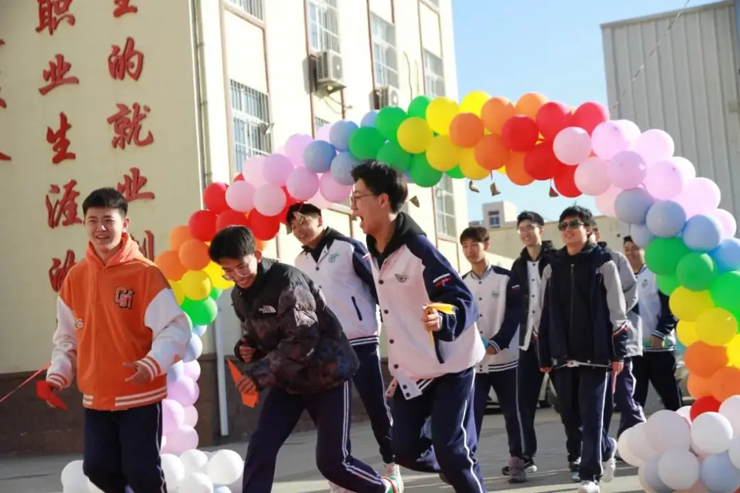 “砥砺奋进,决战高考” ——青岛交通职业学校2024年决战高考誓师大会-第34张图片-四季读书网