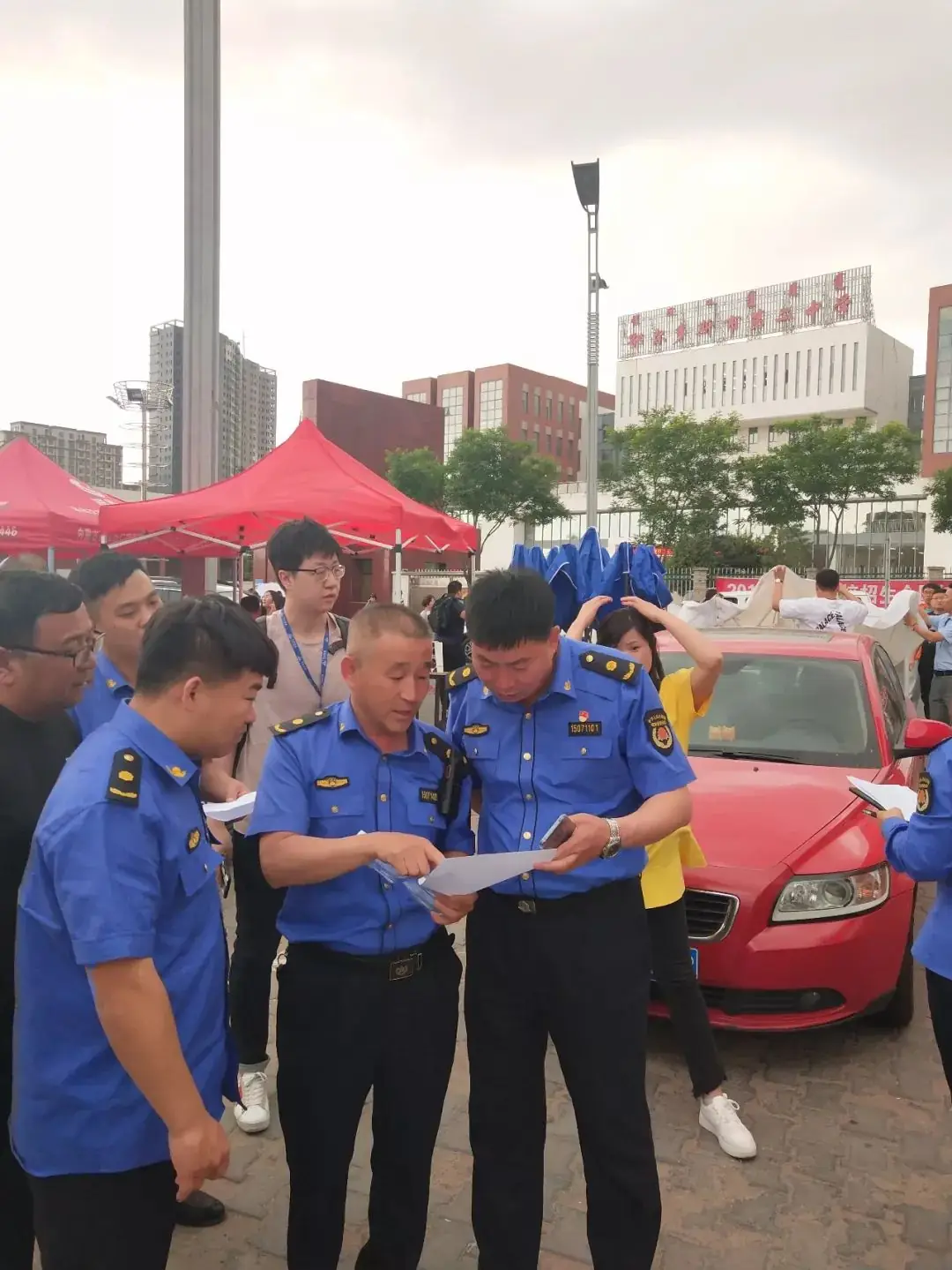 暖心丨东胜城管搭建“高考爱心服务站”——为考生助力加油!-第3张图片-四季读书网 暖心丨东胜城管搭建“高考爱心服务站”——为考生助力加油!-第3张图片-四季读书网