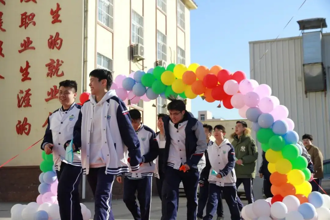 “砥砺奋进,决战高考” ——青岛交通职业学校2024年决战高考誓师大会-第36张图片-四季读书网