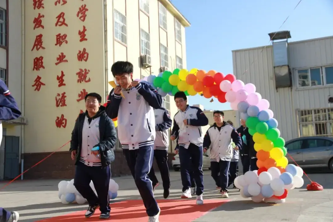 “砥砺奋进,决战高考” ——青岛交通职业学校2024年决战高考誓师大会-第42张图片-四季读书网
