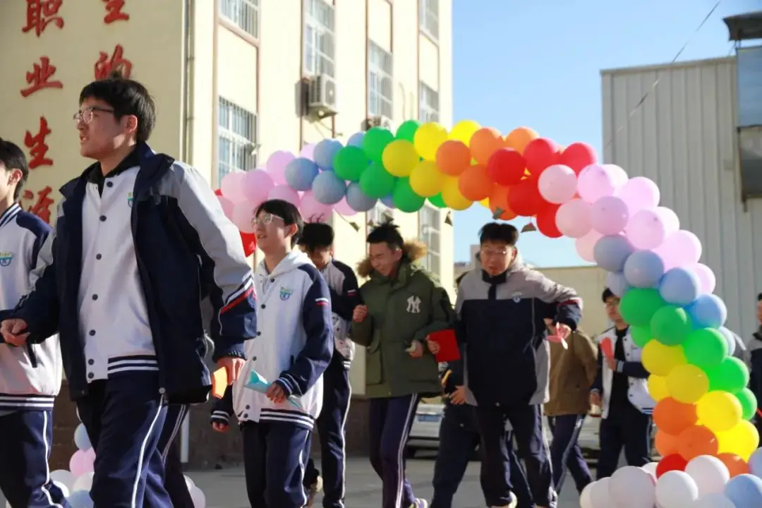 “砥砺奋进,决战高考” ——青岛交通职业学校2024年决战高考誓师大会-第37张图片-四季读书网