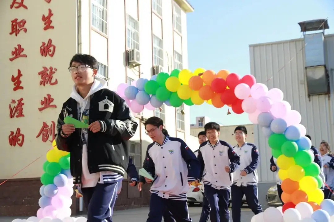 “砥砺奋进,决战高考” ——青岛交通职业学校2024年决战高考誓师大会-第41张图片-四季读书网