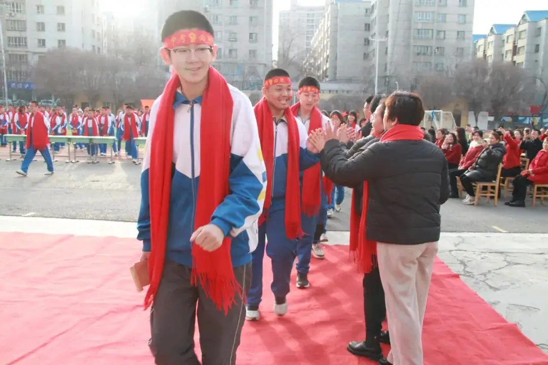中考动员燃斗志 热辣滚烫逐梦想——十一师二中2024届毕业生备战中考动员大会-第37张图片-四季读书网