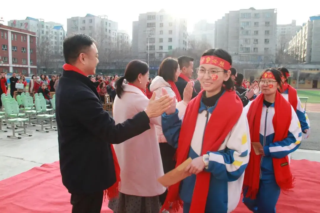 中考动员燃斗志 热辣滚烫逐梦想——十一师二中2024届毕业生备战中考动员大会-第36张图片-四季读书网
