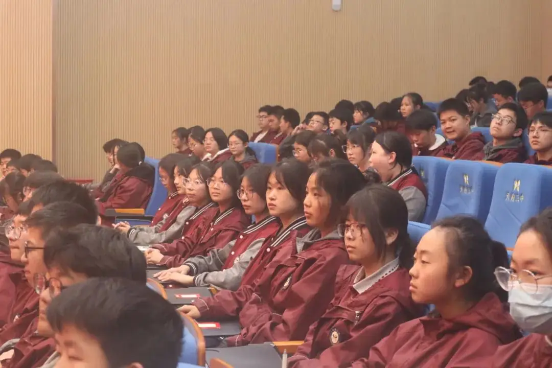 鼓舞士气扬自信,厉兵秣马战中考——天府三中2021级中考动员会-第29张图片-四季读书网 鼓舞士气扬自信,厉兵秣马战中考——天府三中2021级中考动员会-第29张图片-四季读书网