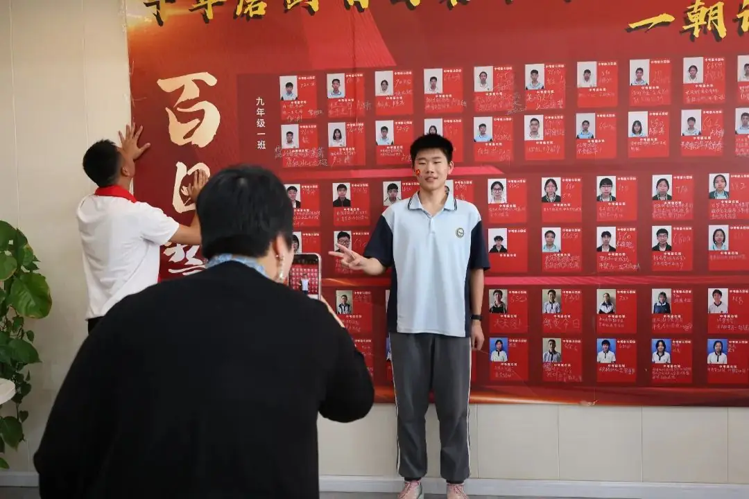 燃!中考必胜!百日冲刺誓师大会点燃梦想之火-第31张图片-四季读书网 燃!中考必胜!百日冲刺誓师大会点燃梦想之火-第31张图片-四季读书网