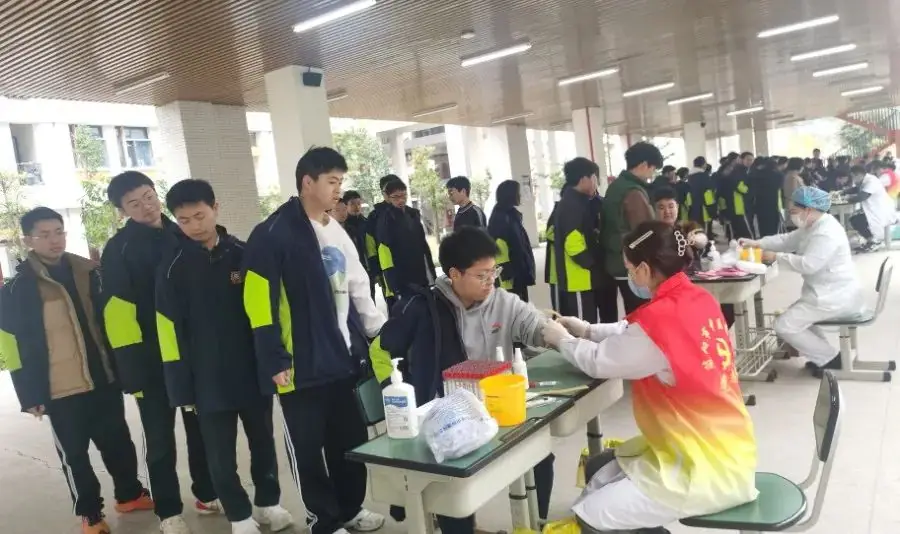 支部动态丨传承雷锋精神 助力高考体检-第2张图片-四季读书网 支部动态丨传承雷锋精神 助力高考体检-第2张图片-四季读书网