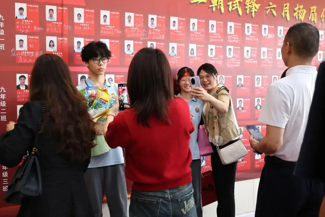 燃!中考必胜!百日冲刺誓师大会点燃梦想之火-第34张图片-四季读书网 燃!中考必胜!百日冲刺誓师大会点燃梦想之火-第34张图片-四季读书网
