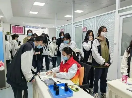支部动态丨传承雷锋精神 助力高考体检-第5张图片-四季读书网 支部动态丨传承雷锋精神 助力高考体检-第5张图片-四季读书网