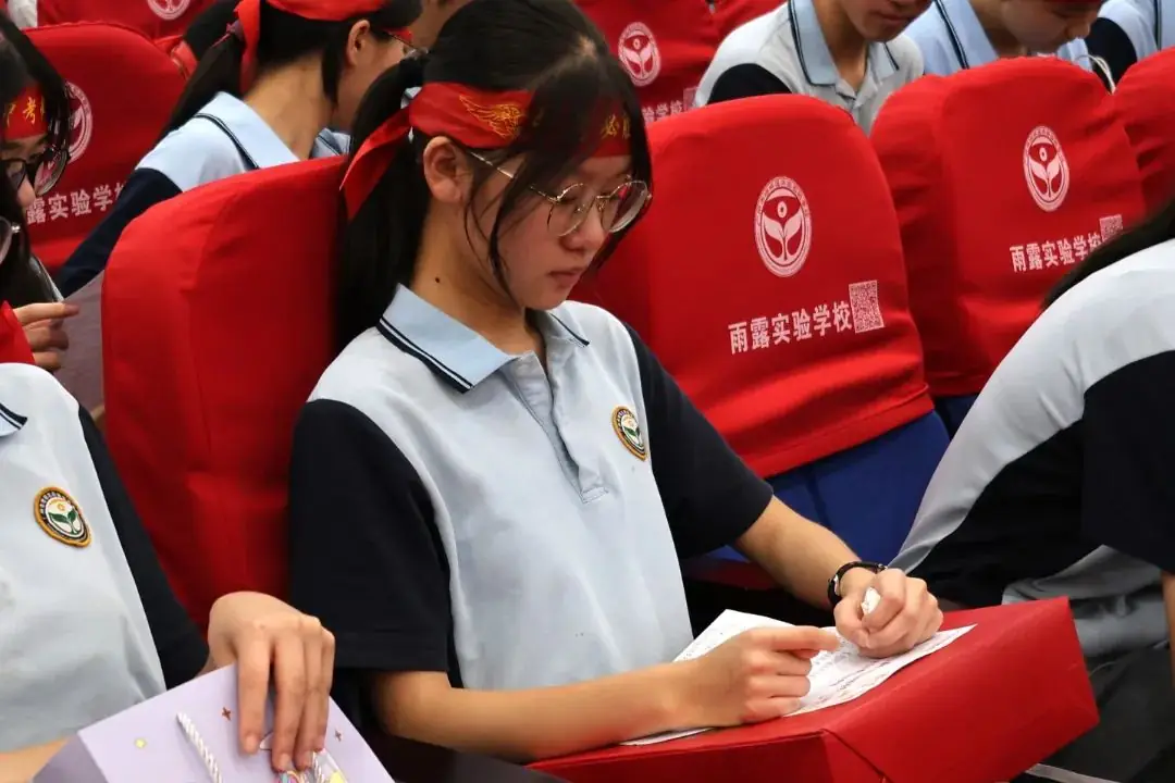 燃!中考必胜!百日冲刺誓师大会点燃梦想之火-第21张图片-四季读书网 燃!中考必胜!百日冲刺誓师大会点燃梦想之火-第21张图片-四季读书网