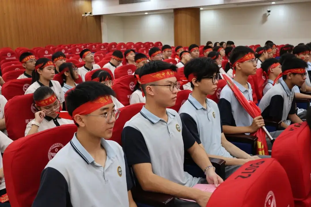 燃!中考必胜!百日冲刺誓师大会点燃梦想之火-第13张图片-四季读书网 燃!中考必胜!百日冲刺誓师大会点燃梦想之火-第13张图片-四季读书网
