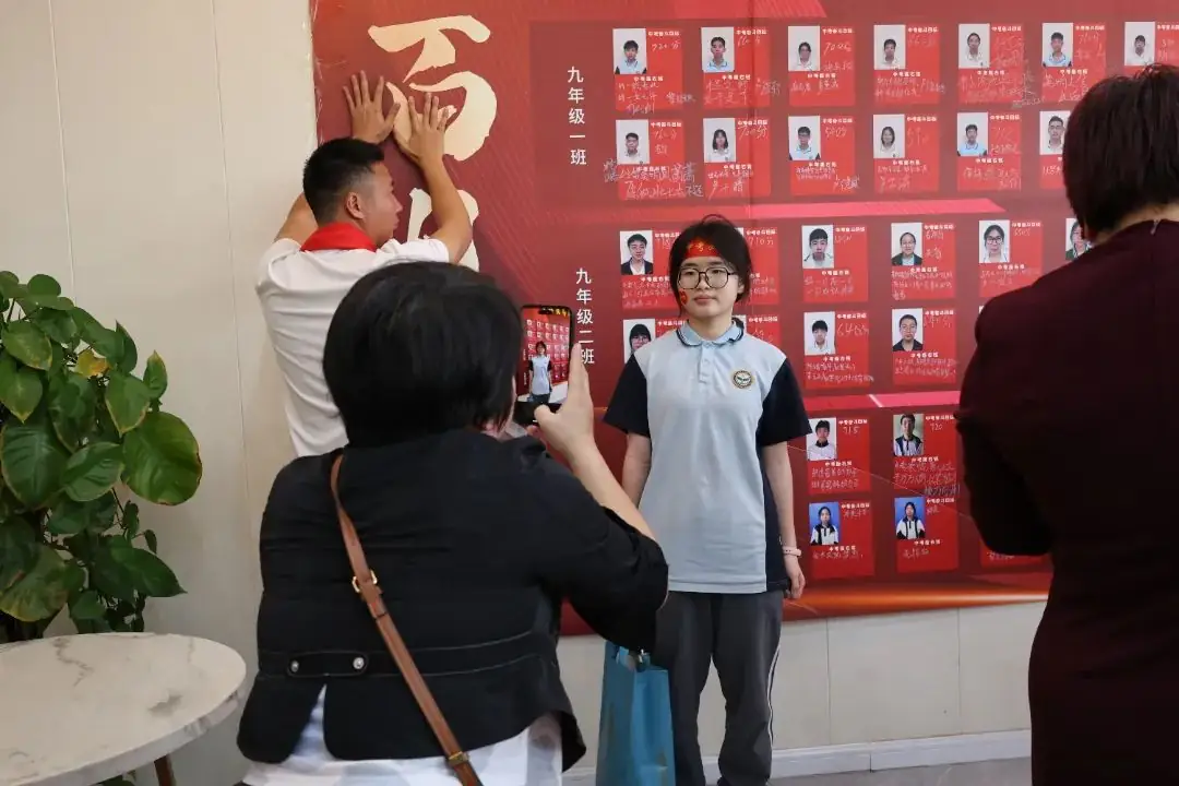 燃!中考必胜!百日冲刺誓师大会点燃梦想之火-第32张图片-四季读书网 燃!中考必胜!百日冲刺誓师大会点燃梦想之火-第32张图片-四季读书网