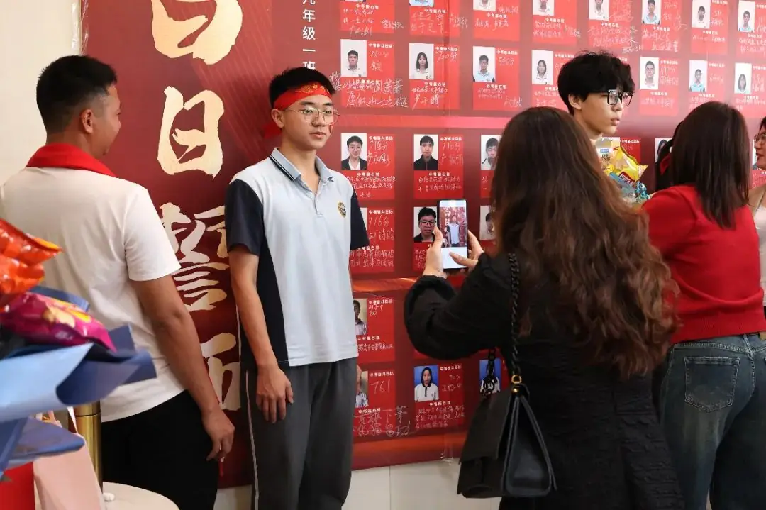 燃!中考必胜!百日冲刺誓师大会点燃梦想之火-第33张图片-四季读书网 燃!中考必胜!百日冲刺誓师大会点燃梦想之火-第33张图片-四季读书网