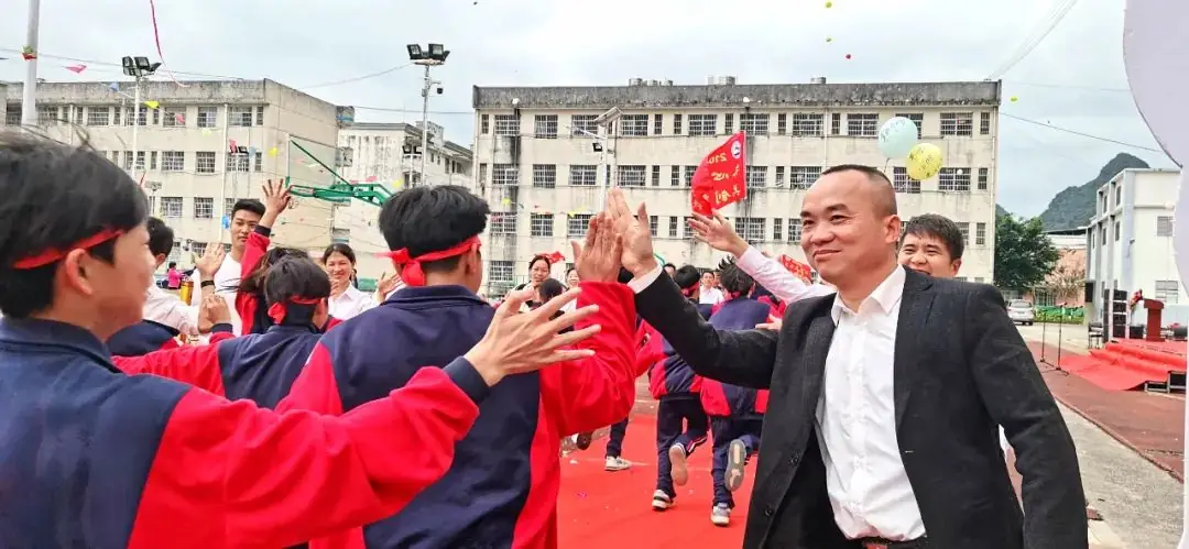 热辣滚烫战中考 百日拼搏铸辉煌 ——天等县向都镇初级中学开展2024年中考誓师大会-第16张图片-四季读书网 热辣滚烫战中考 百日拼搏铸辉煌 ——天等县向都镇初级中学开展2024年中考誓师大会-第16张图片-四季读书网