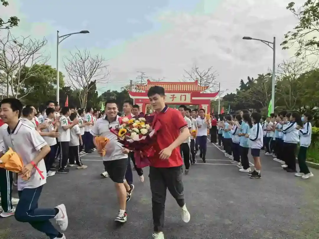 向光而行 决胜中考——纪中浪网中学隆重举办2024届中考百日誓师大会-第81张图片-四季读书网 向光而行 决胜中考——纪中浪网中学隆重举办2024届中考百日誓师大会-第81张图片-四季读书网