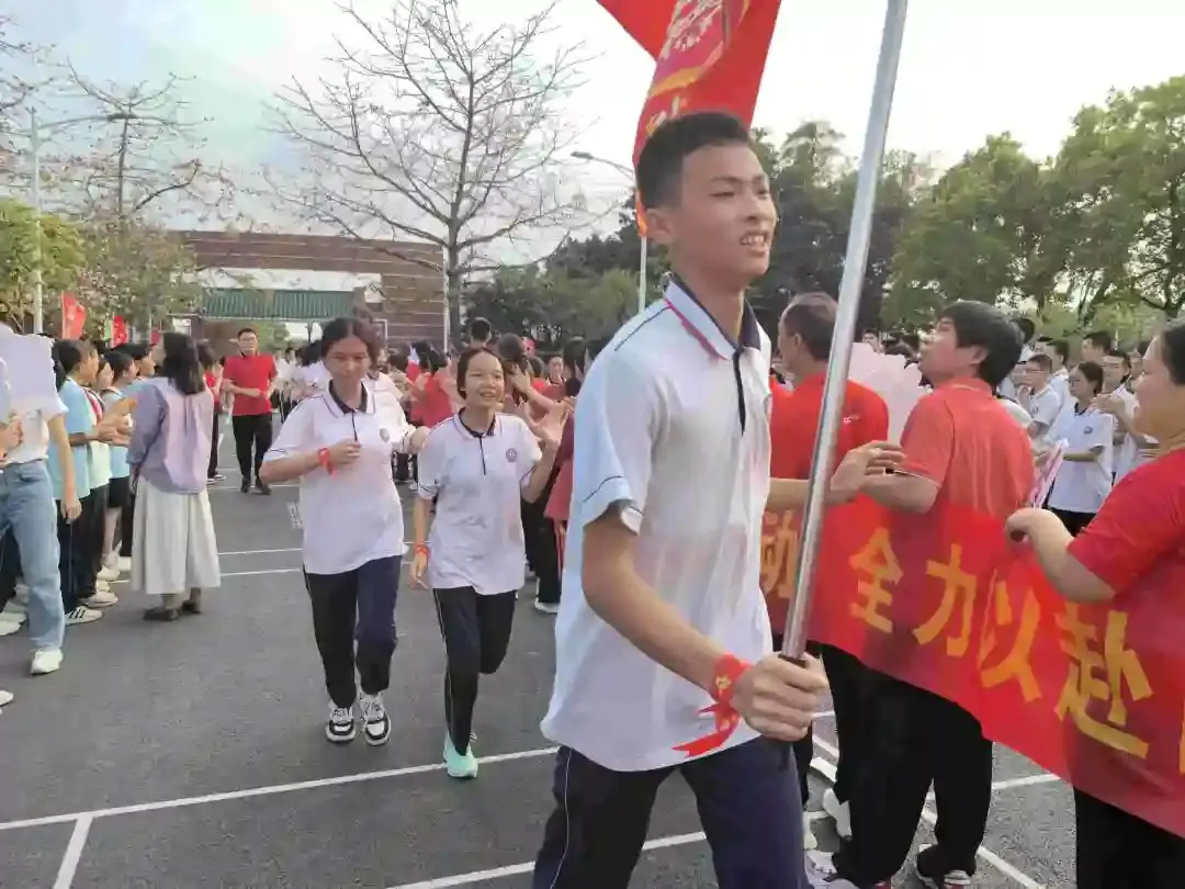 向光而行 决胜中考——纪中浪网中学隆重举办2024届中考百日誓师大会-第77张图片-四季读书网 向光而行 决胜中考——纪中浪网中学隆重举办2024届中考百日誓师大会-第77张图片-四季读书网