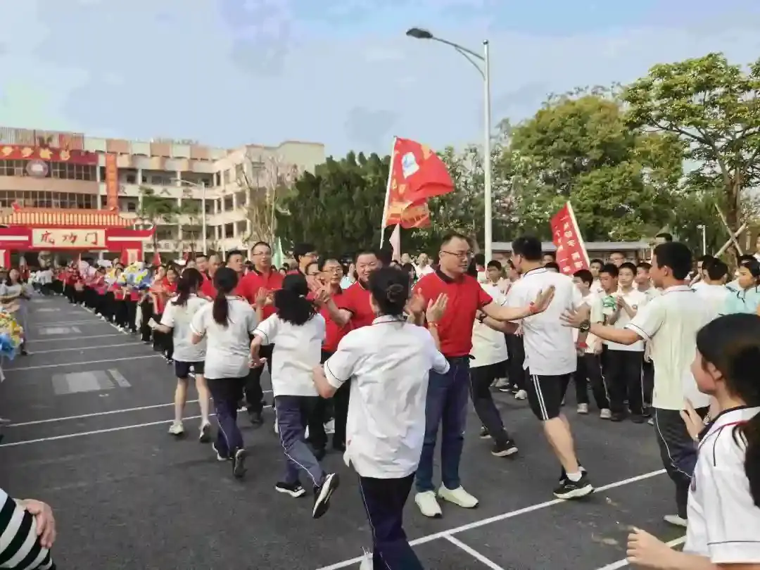 向光而行 决胜中考——纪中浪网中学隆重举办2024届中考百日誓师大会-第72张图片-四季读书网 向光而行 决胜中考——纪中浪网中学隆重举办2024届中考百日誓师大会-第72张图片-四季读书网
