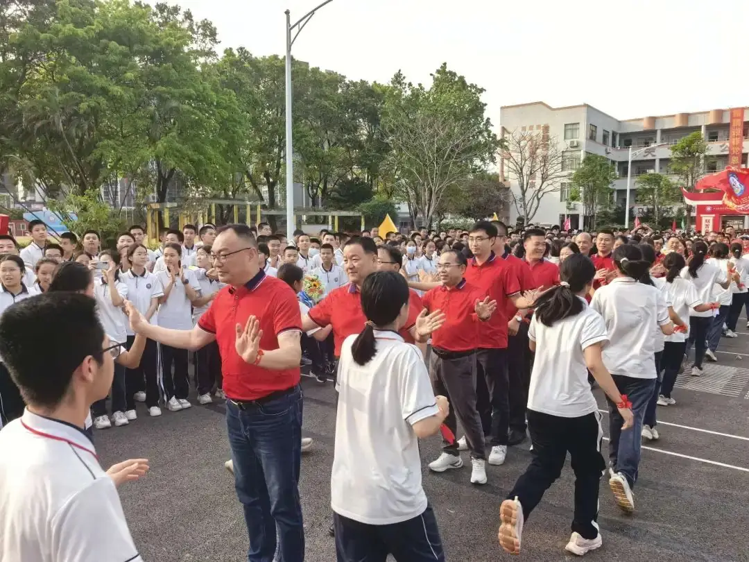 向光而行 决胜中考——纪中浪网中学隆重举办2024届中考百日誓师大会-第73张图片-四季读书网 向光而行 决胜中考——纪中浪网中学隆重举办2024届中考百日誓师大会-第73张图片-四季读书网