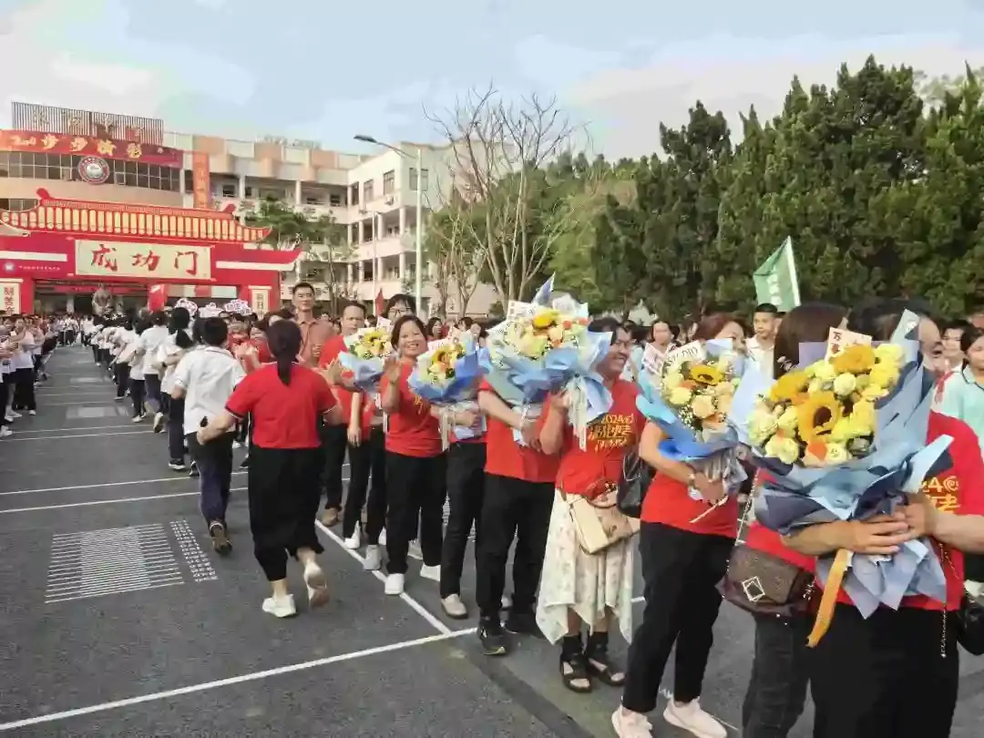 向光而行 决胜中考——纪中浪网中学隆重举办2024届中考百日誓师大会-第58张图片-四季读书网 向光而行 决胜中考——纪中浪网中学隆重举办2024届中考百日誓师大会-第58张图片-四季读书网