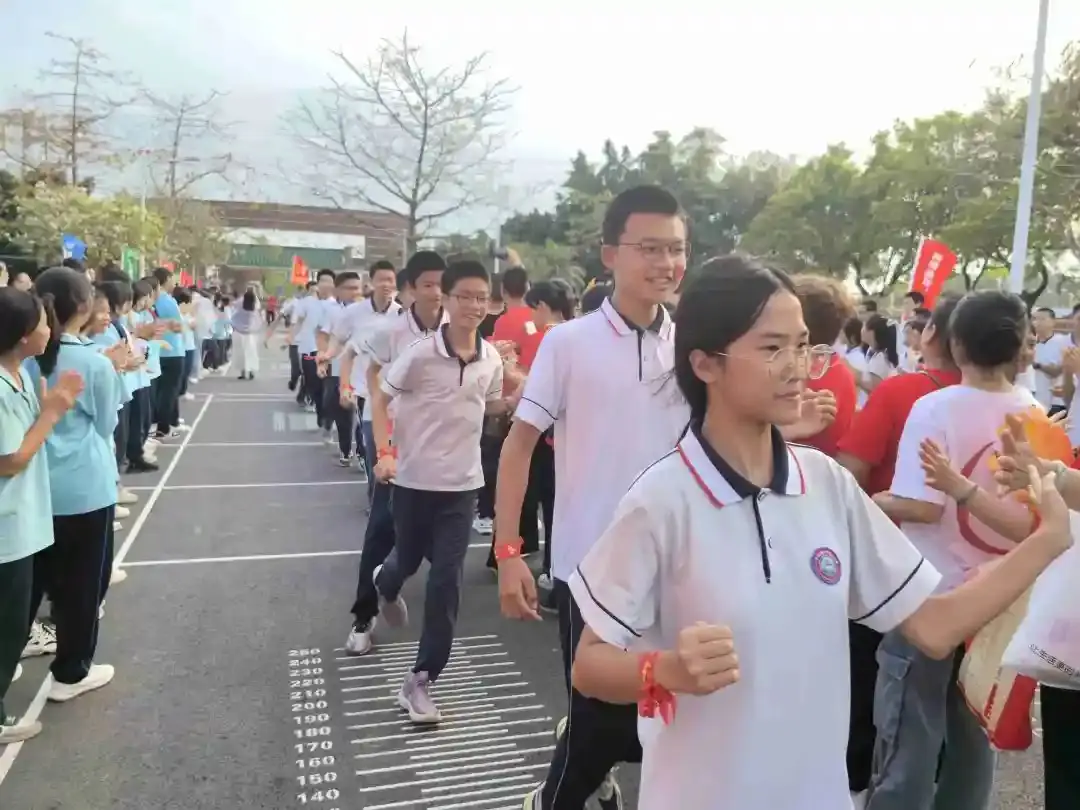 向光而行 决胜中考——纪中浪网中学隆重举办2024届中考百日誓师大会-第79张图片-四季读书网 向光而行 决胜中考——纪中浪网中学隆重举办2024届中考百日誓师大会-第79张图片-四季读书网