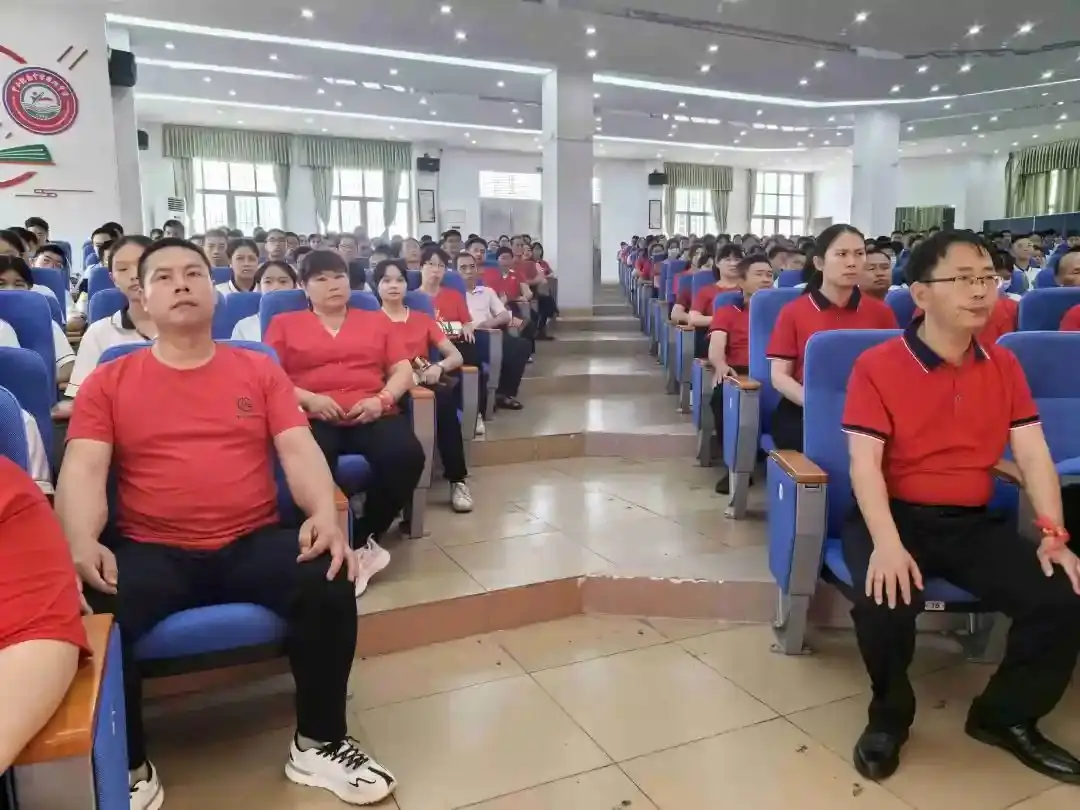 向光而行 决胜中考——纪中浪网中学隆重举办2024届中考百日誓师大会-第8张图片-四季读书网 向光而行 决胜中考——纪中浪网中学隆重举办2024届中考百日誓师大会-第8张图片-四季读书网