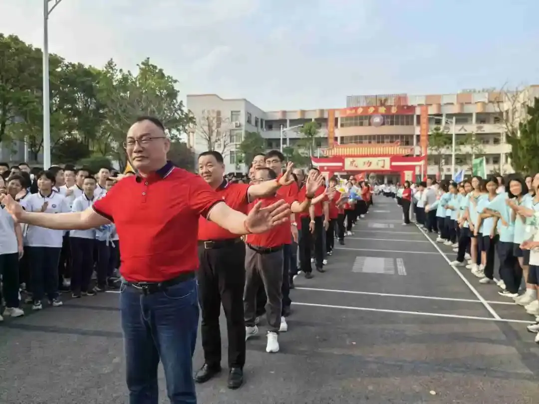 向光而行 决胜中考——纪中浪网中学隆重举办2024届中考百日誓师大会-第75张图片-四季读书网 向光而行 决胜中考——纪中浪网中学隆重举办2024届中考百日誓师大会-第75张图片-四季读书网