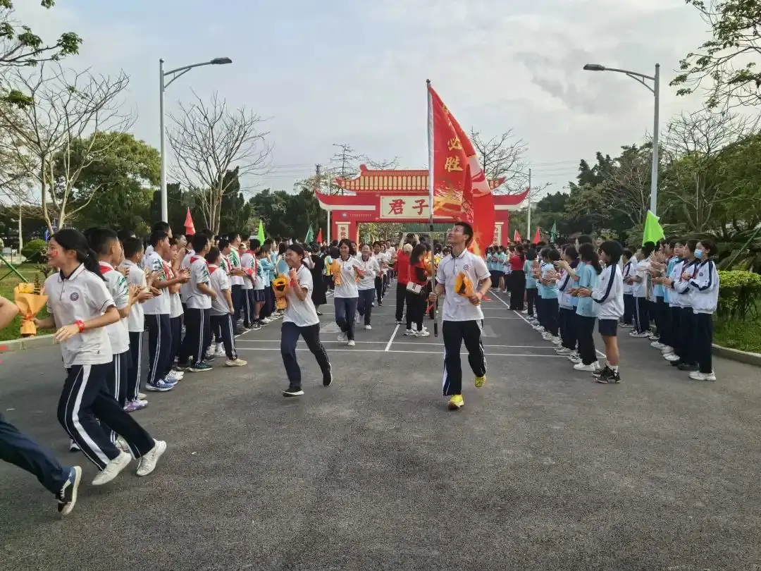 向光而行 决胜中考——纪中浪网中学隆重举办2024届中考百日誓师大会-第82张图片-四季读书网 向光而行 决胜中考——纪中浪网中学隆重举办2024届中考百日誓师大会-第82张图片-四季读书网