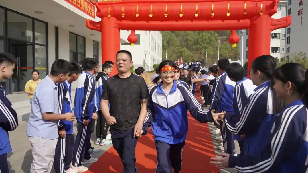 十年磨剑凌绝顶,中考竞渡展雄风 ——富宁上海新纪元实验学校2024届中考冲刺誓师大会纪实-第21张图片-四季读书网