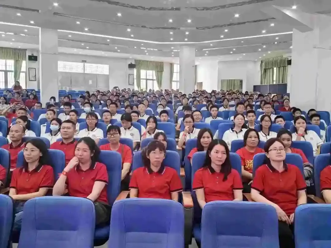 向光而行 决胜中考——纪中浪网中学隆重举办2024届中考百日誓师大会-第23张图片-四季读书网 向光而行 决胜中考——纪中浪网中学隆重举办2024届中考百日誓师大会-第23张图片-四季读书网