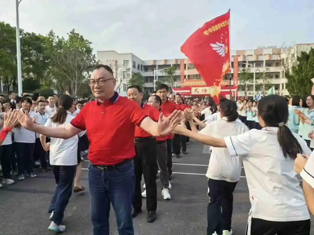 向光而行 决胜中考——纪中浪网中学隆重举办2024届中考百日誓师大会-第55张图片-四季读书网 向光而行 决胜中考——纪中浪网中学隆重举办2024届中考百日誓师大会-第55张图片-四季读书网