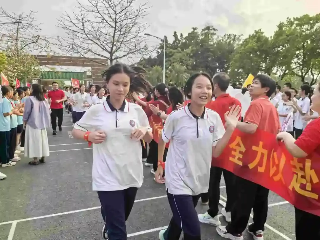 向光而行 决胜中考——纪中浪网中学隆重举办2024届中考百日誓师大会-第76张图片-四季读书网 向光而行 决胜中考——纪中浪网中学隆重举办2024届中考百日誓师大会-第76张图片-四季读书网