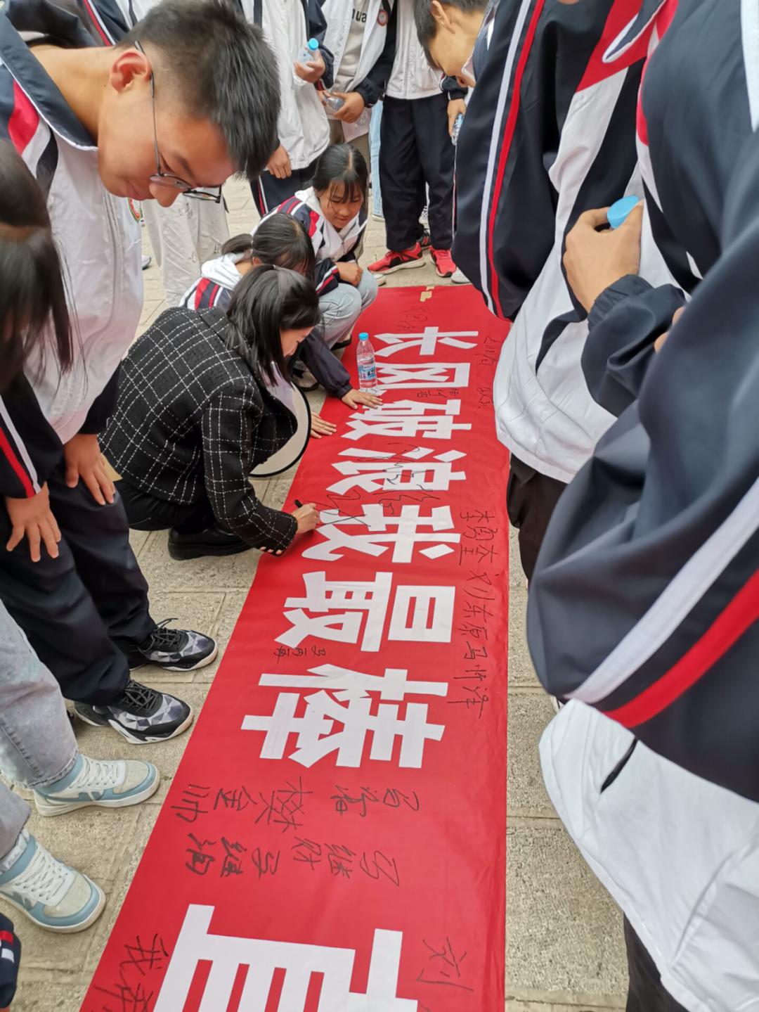 缅怀先烈 誓言青春 奋战中考 ——先锋镇初级中学2021年清明节祭扫活动暨中考誓师大会-第7张图片-四季读书网