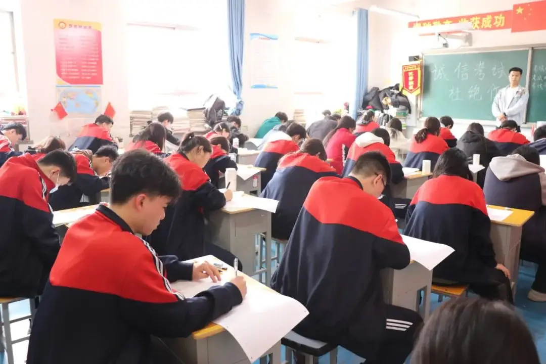 奋力拼搏 决战高考——高三年级举行第一次模拟考试-第1张图片-四季读书网 奋力拼搏 决战高考——高三年级举行第一次模拟考试-第1张图片-四季读书网